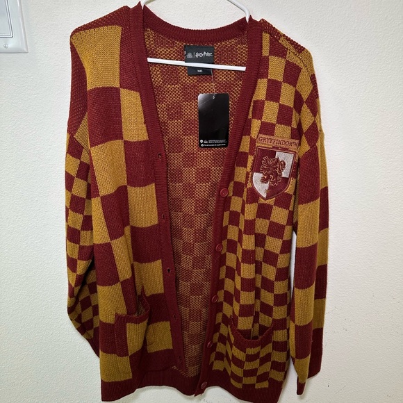 BoxLunch Sweaters - NWT Harry Potter Gryffindor Embroidered Button Up Unisex Cardigan
